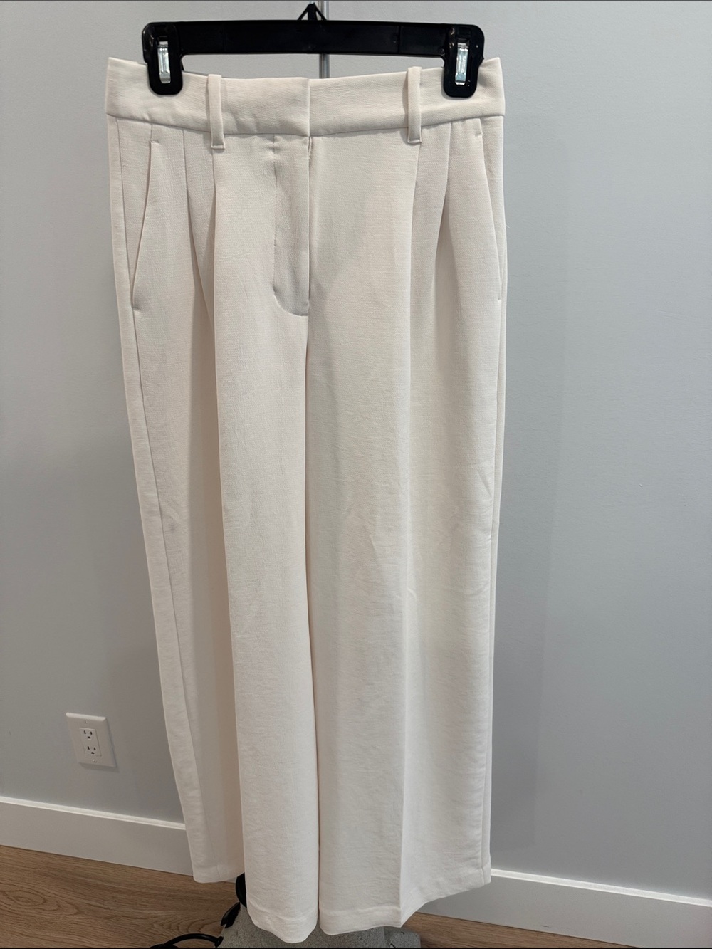 Aritzia “the effortless pant” cream, size 2 brand new without tags